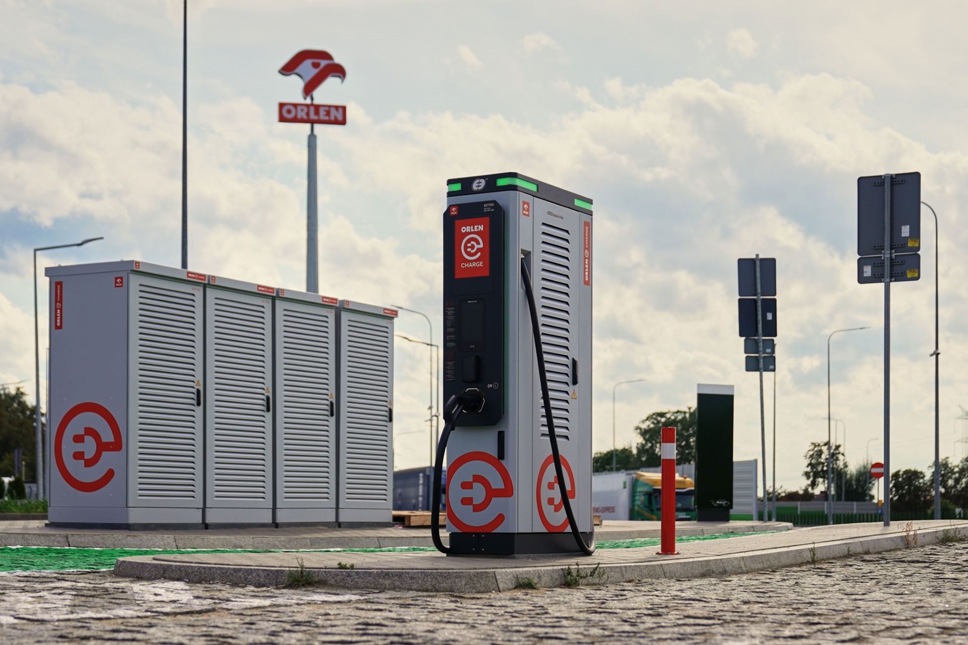 Grafika - ORLEN Charge uruchomił pierwsze w Polsce publiczne stacje ładowania ze złączami MCS dla samochodów ciężarowych